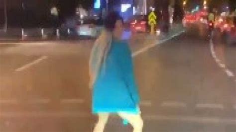 İstanbulda cadde ortasında bornozla dans eden kadın tepki topladı